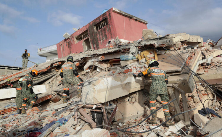 Rescatistas del Ejercito de México trabajan en un edificio afectado por un terremoto este viernes, en La Guaira (Venezuela). EFE/ Ronald Peña R