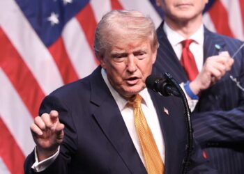 Anuncia Trump cobro por proteger buques en Ormuz; Irán rechaza la medida
