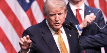 Anuncia Trump cobro por proteger buques en Ormuz; Irán rechaza la medida