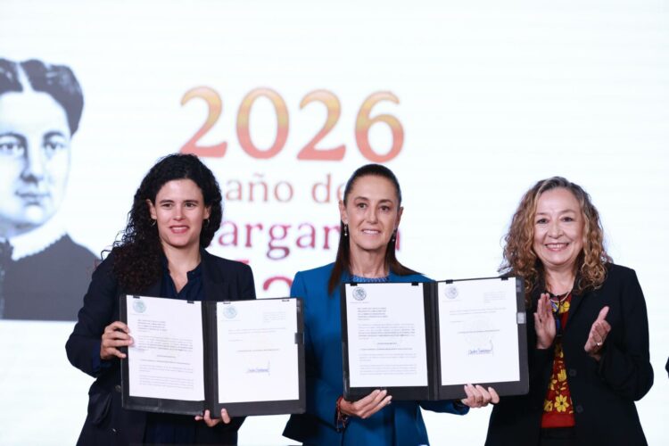 MEX7726. CIUDAD DE MÉXICO (MÉXICO), 15/07/2026.- La presidenta de México, Claudia Sheinbaum (c); la consejera jurídica de la Presidencia, Luisa María Alcalde (i), y la subsecretaria del Derecho a una Vida Libre de Violencia, Secretaría de las Mujeres Ingrid Gómez Saracibar, posan durante una rueda de prensa este miércoles, en el Palacio Nacional de Ciudad de México (México). EFE/ Mario Guzmán