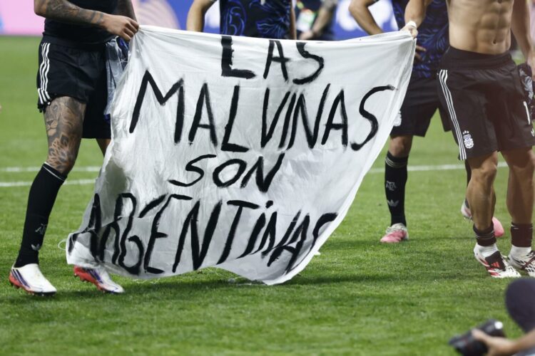 Jugadores de Argentina sostienen una pancarta mientras celebran su victoria este miércoles, en el partido de semifinales de la Copa Mundial de la FIFA 2026 entre Inglaterra y Argentina en el estadio Mercedes-Benz en Atlanta (EE.UU.). EFE/ Will Oliver