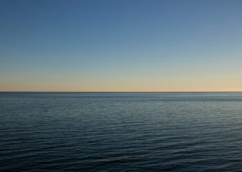 Rescatan a marinero tras permanecer 30 días a la deriva en el Pacífico