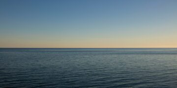 Rescatan a marinero tras permanecer 30 días a la deriva en el Pacífico