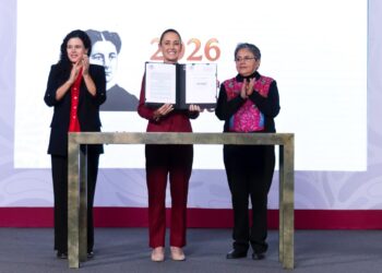 Firma Sheinbaum decreto para fortalecer la transparencia en el Gobierno