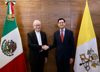 Dialoga Roberto Velasco con secretario de Estado del Vaticano sobre agenda bilateral