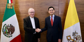 Dialoga Roberto Velasco con secretario de Estado del Vaticano sobre agenda bilateral