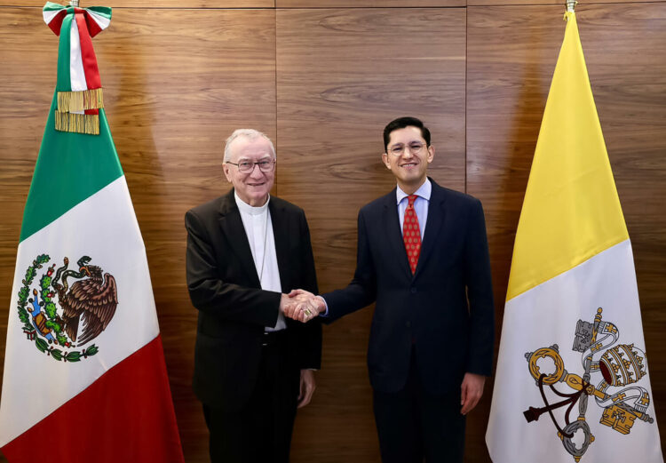 MEX9638. CIUDAD DE MÉXICO (MÉXICO), 04/08/2026.- Fotografía cedida por la Secretaría de Relaciones Exteriores (SRE), que muestra a su titular Roberto Velasco (d) saludando al secretario de Estado del Vaticano, el cardenal Pietro Parolin, este martes en la sede de la Cancillería, en Ciudad de México (México). "México y la Santa Sede conmemorarán 34 años del restablecimiento de relaciones diplomáticas el próximo mes de septiembre, periodo en donde han mantenido una larga tradición de apoyo a la solución pacífica de controversias, al derecho internacional y al fortalecimiento del multilateralismo", apuntó la Secretaría de Relaciones Exteriores (SRE, Cancillería) en un mensaje en redes sociales. EFE/ Secretaría de Relaciones Exteriores /SOLO USO EDITORIAL/ NO VENTAS/ SOLO DISPONIBLE PARA ILUSTRAR LA NOTICIA QUE ACOMPAÑA (CRÉDITO OBLIGATORIO)