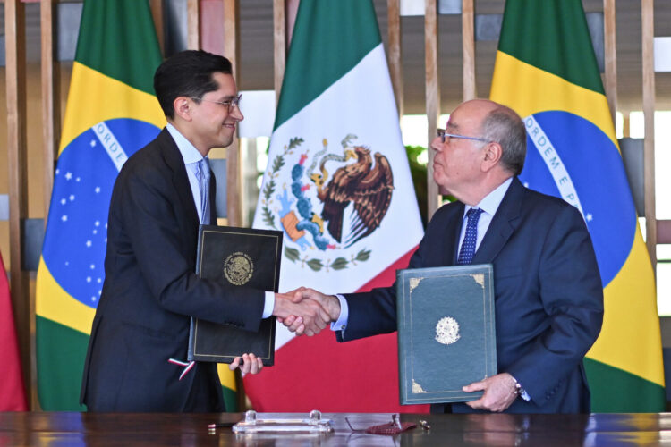 El ministro de Relaciones Exteriores de Brasil, Mauro Vieira (d), fue captado este 6 de agoto al estrechar la mano de su homólogo mexicano, Roberto Velasco Álvarez, durante una reunión bilateral y firma de acuerdos, en el Palacio del Itamaraty, en Brasilia (Brasil). EFE/Andre Borges