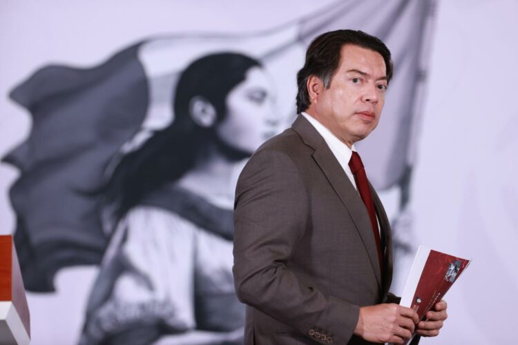 MEX096. CIUDAD DE MÉXICO (MÉXICO), 10/08/2026.- El secretario de Educación Pública, Mario Delgado, participa en una rueda de prensa este lunes en Palacio Nacional de la Ciudad de México (México). El Gobierno de México aseguró que ninguna de las 26 escuelas identificadas en el país como militarizadas podrá operar bajo ese modelo al inicio del próximo ciclo escolar, tras advertir que este tipo de enseñanza no está reconocido por la legislación educativa y que detrás de su supuesta disciplina se han registrado casos de abusos, maltratos y violencia. EFE/Mario Guzmán