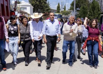 Supervisa Ricardo Moreno pavimentación de calles, con más de 55 años de espera