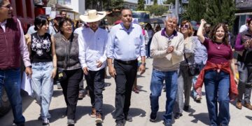 Supervisa Ricardo Moreno pavimentación de calles, con más de 55 años de espera