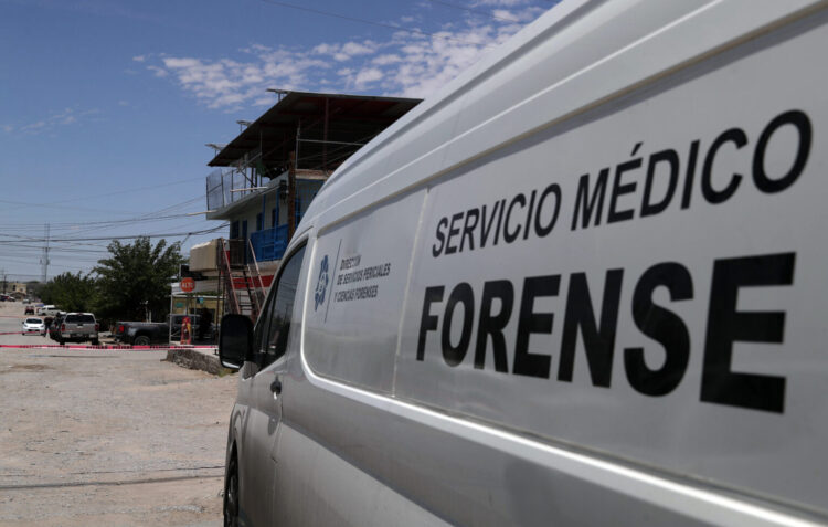 MEX2536. CIUDAD JUÁREZ (MÉXICO), 02/07/2024.- Peritos forenses trabajan en la zona donde se cometió un asesinado este martes en Ciudad Juárez (México). Autoridades de Chihuahua, estado de la frontera de México con Estados Unidos, alertaron este martes de una subida mensual de 33 % en los homicidios en la homónima capital del estado y de 7 % en Ciudad Juárez, lo que coincide con una caída en la migración. EFE/ Luis Torres