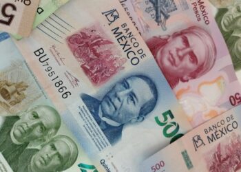 Rompe el peso la barrera de las 17 unidades por dólar