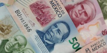 Rompe el peso la barrera de las 17 unidades por dólar