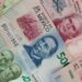 Rompe el peso la barrera de las 17 unidades por dólar