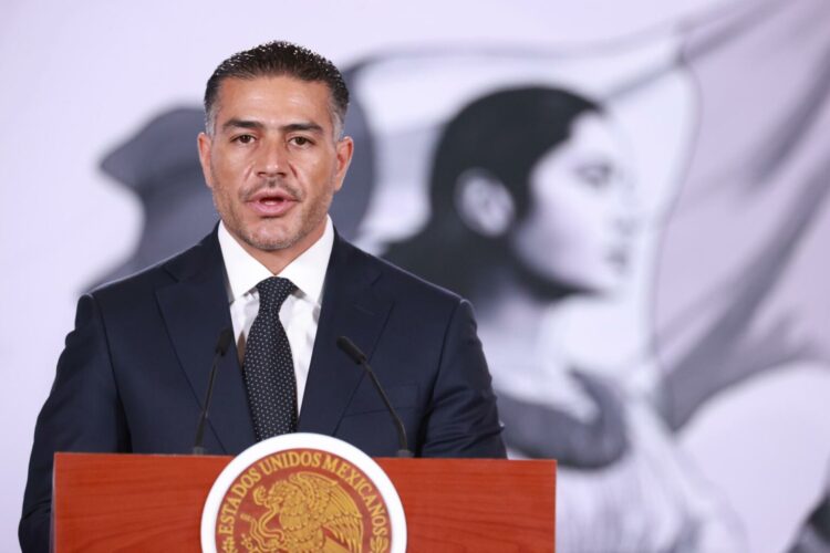 MEX157. CIUDAD DE MÉXICO (MÉXICO), 11/08/2026.- El secretario de Seguridad y Protección Ciudadana, Omar García Harfuch, habla durante una rueda de prensa este martes, en Palacio Nacional de la Ciudad de México (México). El Gobierno mexicano informó de una reducción del 51 % en el promedio diario de homicidios dolosos desde el inicio de la Administración de Sheinbaum, al pasar de 86,9 asesinatos diarios en septiembre de 2024 a 42,5 en julio pasado. EFE/Mario Guzmán