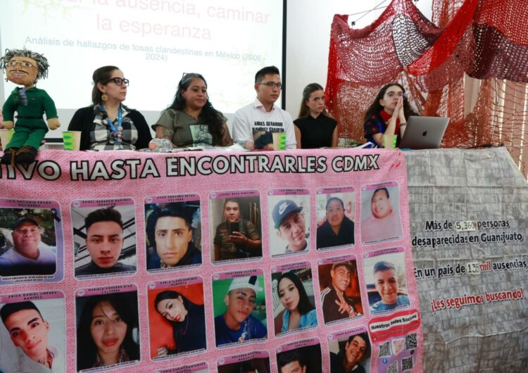 De izquierda a derecha, la encargada de la Oficina del Alto Comisionado de las Naciones Unidas para los Derechos Humanos (ONU-DH) Denisse González Núñez; la hermana buscadora Olímpia Montoya Juárez; el hermano buscador Eduardo Gabriel Ramírez Chaufon; y las investigadoras del Programa de Derechos Humanos de la Universidad Iberoamericana, Mariana Marchand y Andrea Horcasitas Martínez asisten a una rueda de prensa este jueves, en la Ciudad de México (México). EFE/ Mario Guzmán
