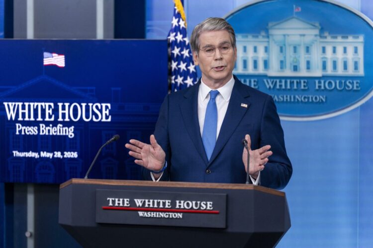 Fotografía de archivo del 28 de mayo de 2026 donde aparece el secretario del Tesoro de Estados Unidos, Scott Bessent, hablando durante una rueda de prensa en la Casa Blanca, en Washington (Estados Unidos). EFE/Shawn Thew