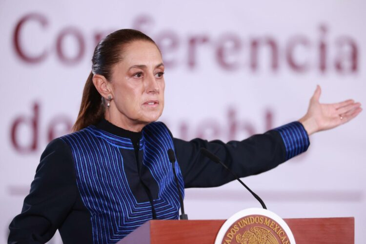 MEX1094. CIUDAD DE MÉXICO (MÉXICO), 24/08/2026.- La presidenta de México, Claudia Sheinbaum, habla durante una rueda de prensa este lunes, en Palacio Nacional de la Ciudad de México (México). Sheinbaum confió en que su gobierno alcance esta misma semana un acuerdo con Estados Unidos para evitar más aranceles, y señaló que el secretario de Economía, Marcelo Ebrard, se encuentra en Washington para continuar las negociaciones en medio de la crisis desatada entre Estados Unidos y Canadá. EFE/Mario Guzmán