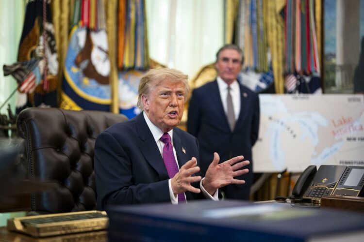 WASHINGTON (United States), 27/08/2026.- US President Donald Trump speaks to members of the media following signing an executive order to rename Lake Ontario as Lake America, amid a recent trade war, in the Oval Office of the White House in Washington, DC, USA, 27 August 2026. EFE/EPA/AL DRAGO / POOL