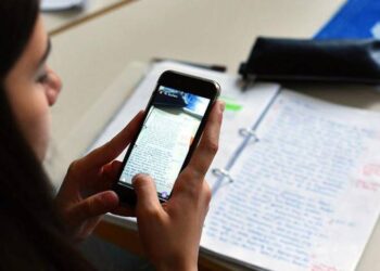 Apoya Sheinbaum restringir el uso de celulares en las escuelas