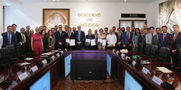 Renueva Sheinbaum acuerdo con gasolineros para mantener estables los precios