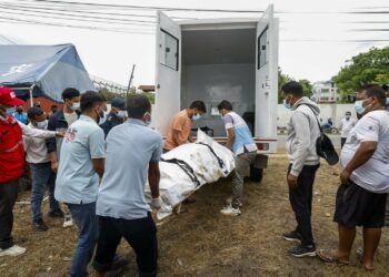 Sube a 939 la cifra de muertos por riadas en Nepal