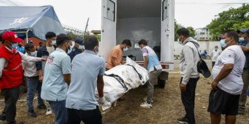 Sube a 939 la cifra de muertos por riadas en Nepal