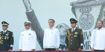 Américo preside desfile cívico-militar por el 216 aniversario de la Independencia de México
