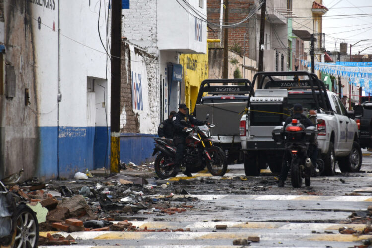 MEX1742. OJOCALIENTE (MÉXICO), 31/08/2026.- Integrantes de la Policía de México custodian una zona afectada por la explosión de un auto en inmediaciones de una estación de policía y que dejo al menos 10 lesionados, dos en estado grave, este lunes en el municipio de Ojocaliente, Zacatecas (México). EFE/ Madla Hartz