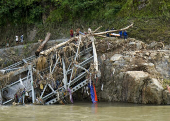 Supera riada entre Nepal y China los mil muertos y 4 mil desaparecidos