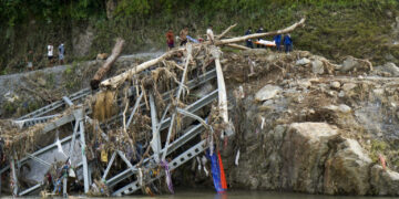 Supera riada entre Nepal y China los mil muertos y 4 mil desaparecidos