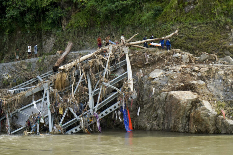 Situación en Devighat, Nepal, 31 de agosto de 2026, tras la inundación. El torrente sepultó secciones enteras de esta aldea del centro de Nepal bajo metros de lodo, piedras y escombros; ahora la gente camina sobre lo que antes eran calles y, en algunos lugares, los techos de las casas están prácticamente a la altura de sus pies. Las casas yacen bajo tierra y, en algunos casos, también los muertos. EFE/Lucia Goñi