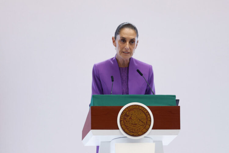 MEX1785. CIUDAD DE MÉXICO (MÉXICO), 01/09/2026.- La presidenta de México, Claudia Sheinbaum, habla durante su segundo informe de gobierno este martes en Palacio Nacional, en la Ciudad de México (México). Sheinbaum adelantó que el paquete económico para 2027 contemplará una paulatina consolidación fiscal sin sacrificar la inversión pública ni el gasto en bienestar, salud y educación, al defender la estabilidad de la economía pese a las tensiones comerciales con EEUU y el complejo escenario internacional. EFE/Sáshenka Gutiérrez
