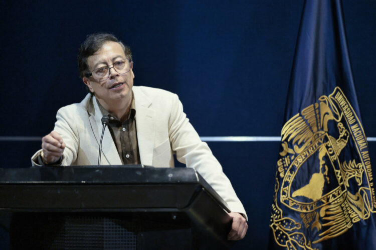 El expresidente de Colombia Gustavo Petro habla durante una conferencia magistral, este miércoles en la Universidad Nacional Autónoma de México (UNAM) en Ciudad de México (México). EFE/ José  Méndez