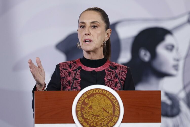 MEX1828. CIUDAD DE MÉXICO (MÉXICO), 02/09/2026.- La presienta de México, Claudia Sheinbaum, habla durante una rueda de prensa este miércoles, en el Palacio Nacional de la Ciudad de México (México). EFE/Sáshenka Gutiérrez