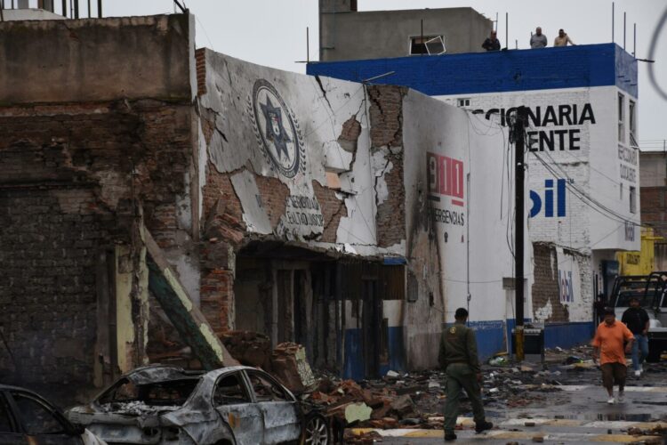 MEX1742. OJOCALIENTE (MÉXICO), 31/08/2026.- Fotografía que muestra una zona afectada por la explosión de un auto en inmediaciones de una estación de policía y que dejo al menos 10 lesionados, dos en estado grave, este lunes en el municipio de Ojocaliente, Zacatecas (México). EFE/ Madla Hartz