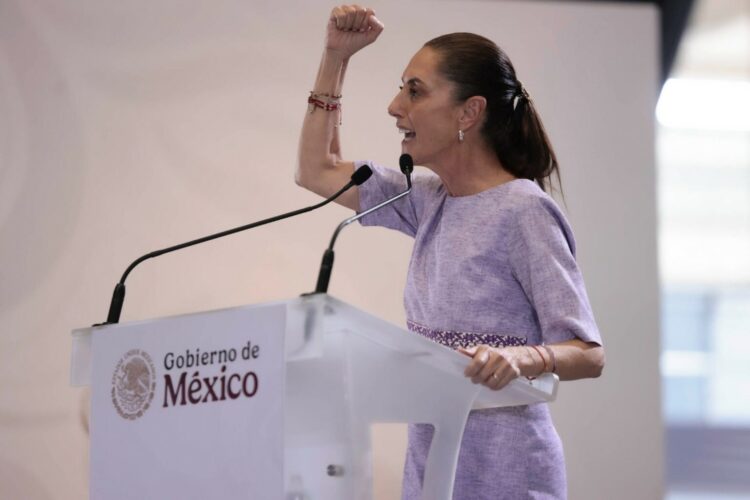 Tlajomulco de Zúñiga, Jalisco, México, 5 de septiembre de 2026.
La doctora Claudia Sheinbaum Pardo, presidenta Constitucional de los Estados Unidos Mexicanos en Honestidad y resultados en Jalisco. La acompañan Efraín Morales López, director general de la Comisión Nacional del Agua; Columba Jazmín López Gutiérrez, secretaria de Agricultura y Desarrollo Rural; Leticia Ramírez Amaya, secretaria del Bienestar; Jesús Antonio Esteva Medina, secretario de Infraestructura, Comunicaciones y Transportes; Edna Elena Vega, secretaria de Desarrollo, Agrario, Territorial y Urbano y Zoé Robledo Aburto, director general del Instituto Mexicano del Seguro Social (IMSS).
Foto: Gabriel Monroy / Presidencia
