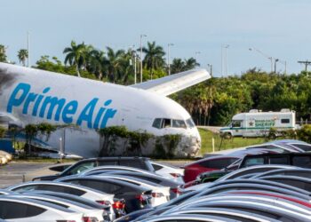 Choca avión de Amazon contra camioneta con siete pasajeros en Miami