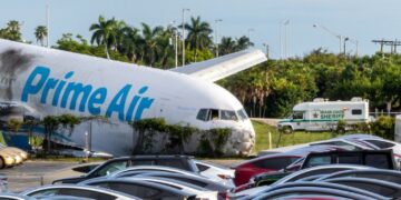 Choca avión de Amazon contra camioneta con siete pasajeros en Miami
