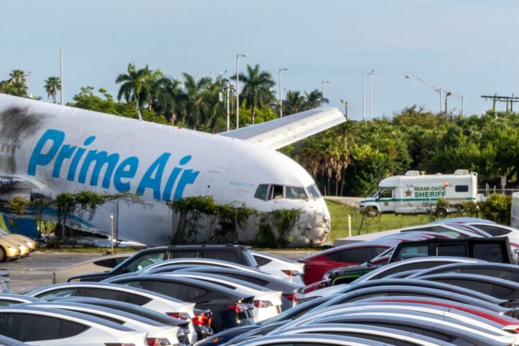 Un avión de carga de Amazon Prime Air fue captado este 6 de septiembre luego de que se saliera de pista y se estrellara tras aterrizar en el en el Aeropuerto Internacional de Miami, en Miami (FL, EE.UU.). EFE/D.A. Varela