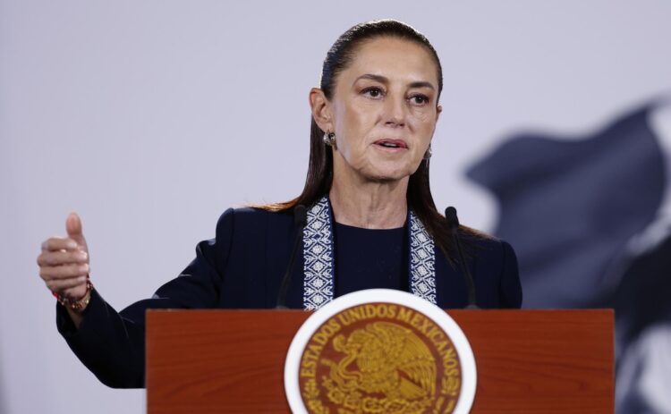 MEX3295. CIUDAD DE MÉXICO (MÉXICO), 21/09/2026.- La presidenta de México, Claudia Sheinbaum, habla durante una rueda de prensa este lunes, en el Palacio Nacional de Ciudad de México (México). EFE/ Sáshenka Gutiérrez