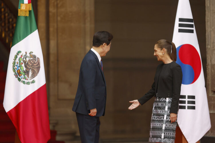MEX3555. CIUDAD DE MÉXICO (MÉXICO), 24/09/2026.- La presidenta de México, Claudia Sheinbaum, reacciona junto a su homólogo de Corea del Sur, Lee Jae-myung, durante una recepción de bienvenida este jueves en el Palacio Nacional de la Ciudad de México (México). EFE/Sáshenka Gutiérrez