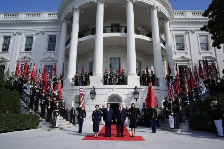El presidente de Estados Unidos, Donald J. Trump, y la primera dama, Melania Trump, reciben al presidente de China, Xi Jinping, y a la primera dama, Peng Liyuan, con motivo de una visita de Estado en el Pórtico Sur de la Casa Blanca, en Washington D. C., Estados Unidos, el 24 de septiembre de 2026. (Estados Unidos) EFE/Yuri Gripas / POOL