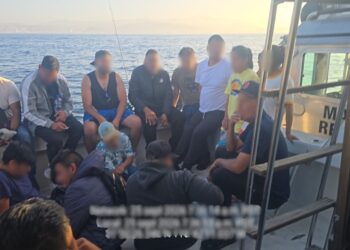 Rescata Marina a 45 mexicanos de dos yates cerca de Ensenada