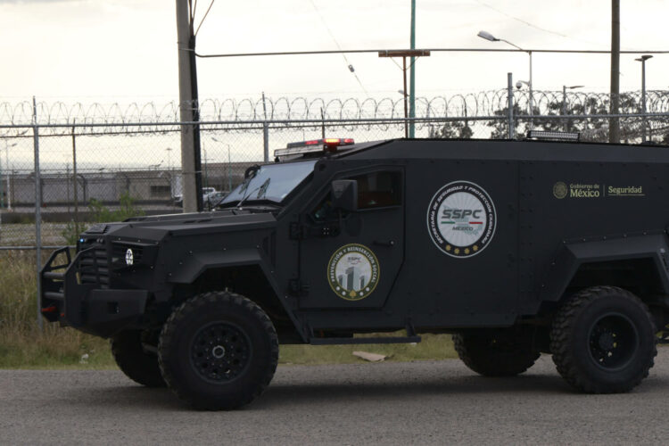 MEX3834. ALMOLOYA DE JUÁREZ (MÉXICO),  26/09/2026.- Una caravana se seguridad traslada a prisión domiciliaria del exgobernador de Baja California Norte, Ernesto Ruffo Appel, este sábado en el municipio Almoloya de Juárez (México). Ruffo Appel salió del penal federal de máxima seguridad del Altiplano, en el centro de México, rumbo a su domicilio en Ensenada, Baja California (noroeste), donde continuará bajo prisión preventiva el proceso por su presunta participación en una red de contrabando de combustibles. EFE/ Felipe Gutiérrez