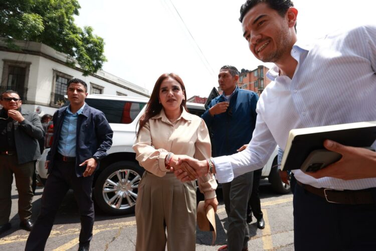 La presidenta municipal de Uruapan Michoacán, Grecia Quiroz (c), llega a la Fiscalía General de la República (FGR) este martes, en la Ciudad de México (México). EFE/ Mario Guzmán