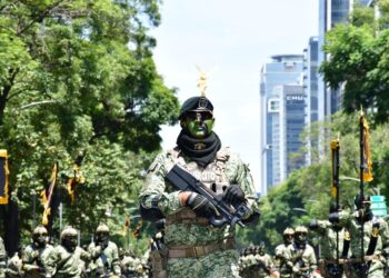 Desfilan 12 mil 856 efectivos en homenaje a 216 años de Independencia