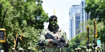 Desfilan 12 mil 856 efectivos en homenaje a 216 años de Independencia