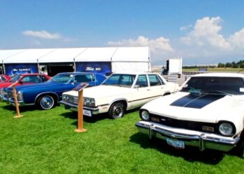 Toluca se llena de motores y solidaridad con exhibición de cerca de 200 automóviles